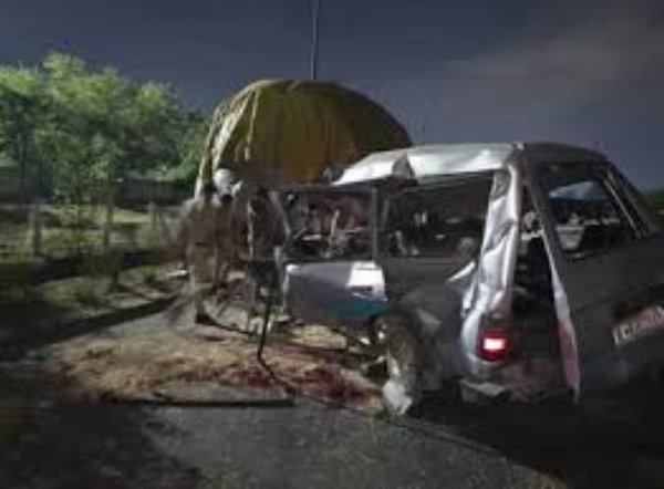 ਵਿਆਹ ਵਾਲੀ ਕਾਰ ਨੂੰ ਟਰੱਕ ਨੇ ਟੱਕਰ ਮਾਰੀ ।