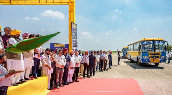 ਹਰੀ ਝੰਡੀ ਦਿਖਾ ਨਵੀਆਂ ਬੱਸਾਂ ਨੂੰ ਰਵਾਨਾ ਕਰਦੇ ਹੋਏ ਮੁੱਖ ਮੰਤਰੀ ਮਾਨ।