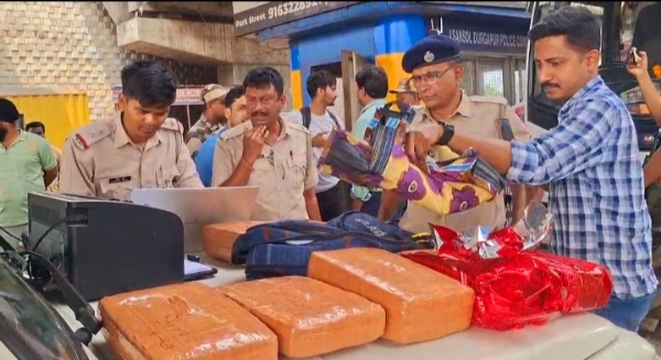 ਜ਼ਬਤ ਕੀਤੇ ਗਏ ਗਾਂਜੇ ਦੇ ਨਾਲ ਐਸਐਸਟੀ ਟੀਮ।