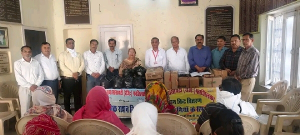 ਲੋੜਵੰਦਾਂ ਦੀ ਸਹਾਇਤਾ ਕਰਦੇ ਹੋਏ ਸੁਸਾਇਟੀ ਮੈਂਬਰ ਲੋੜਵੰਦਾਂ ਦੀ ਸਹਾਇਤਾ ਕਰਦੇ ਹੋਏ ਸੁਸਾਇਟੀ ਮੈਂਬਰ