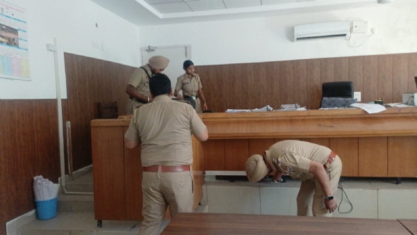 ਡੇਰਾਬੱਸੀ ਕੋਰਟ ਦੀ ਜਾਂਚ ਕਰਦੇ ਹੋਏ ਪੁਲਿਸ ਅਧਿਕਾਰੀ।