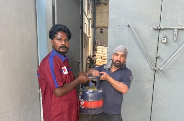 5 ਕਿੱਲੋ ਦਾ ਸਲੰਡਰ ਦਿੰਦੇ ਹੋਏ ਡਿਸਟ੍ਰਿਬਿਊਟਰ।