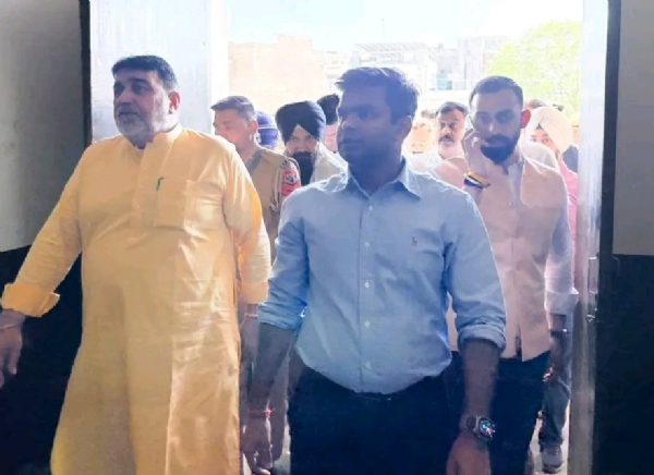 ਵਿਧਾਇਕ ਅਸ਼ੋਕ ਪਰਾਸ਼ਰ ਪੱਪੀ ਅਤੇ ਡੀ. ਸੀ ਹਿਮਾਂਸ਼ੂ ਜੈਨ ਸਕੂਲ ਆਫ ਐਮੀਨੈਂਸ ਦਾ ਦੌਰਾ ਕਰਕੇ ਅੰਤਿਮ ਤਿਆਰੀਆਂ ਦਾ ਜਾਇਜ਼ਾ ਲੈਂਦੇ ਹੋਏ । ਵਿਧਾਇਕ ਅਸ਼ੋਕ ਪਰਾਸ਼ਰ ਪੱਪੀ ਅਤੇ ਡੀ. ਸੀ ਹਿਮਾਂਸ਼ੂ ਜੈਨ ਸਕੂਲ ਆਫ ਐਮੀਨੈਂਸ ਦਾ ਦੌਰਾ ਕਰਕੇ ਅੰਤਿਮ ਤਿਆਰੀਆਂ ਦਾ ਜਾਇਜ਼ਾ ਲੈਂਦੇ ਹੋਏ ।