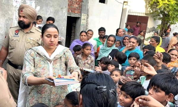 ਬੱਚਿਆਂ ਨੂੰ ਸਟੇਸ਼ਨਰੀ ਵੰਡਦੇ ਹੋਏ ਐੱਸ. ਐੱਸ. ਪੀ ਖੰਨਾ ਡਾ. ਦਰਪਣ ਆਹਲੂਵਾਲੀਆ। ਬੱਚਿਆਂ ਨੂੰ ਸਟੇਸ਼ਨਰੀ ਵੰਡਦੇ ਹੋਏ ਐੱਸ. ਐੱਸ. ਪੀ ਖੰਨਾ ਡਾ. ਦਰਪਣ ਆਹਲੂਵਾਲੀਆ।