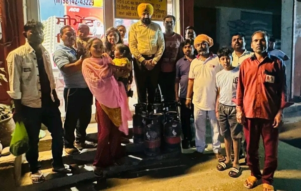 ਸਰਕਾਰੀ ਡਿੱਪੂ ’ਤੇ 5 ਕਿੱਲੋ ਗੈਸ ਐਫਟੀਐਲ ਕਨੈਕਸ਼ਨ ਲੈਣ ਪਹੁੰਚੇ ਪ੍ਰਵਾਸੀ ਮਜ਼ਦੂਰ