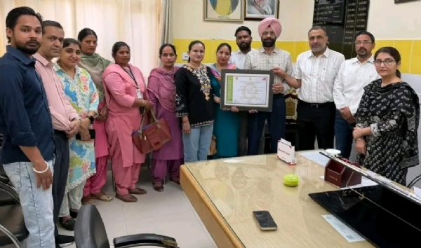 ਰਾਸ਼ਟਰੀ ਗੁਣਵੱਤਾ ਸਰਟੀਫਿਕੇਟ ਨਾਲ ਆਮ ਆਦਮੀ ਕਲੀਨਿਕ/ਸਿਹਤ ਕੇਂਦਰ ਜਲੂਰ ਦੀ ਟੀਮ