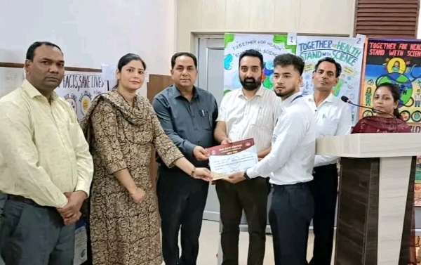 ਸੈਮੀਨਾਰ ’ਚ ਵਧੀਆ ਚਾਰਟ ਤਿਆਰ ਕਰਨ ਵਾਲੇ ਵਿਦਿਆਰਥੀਆਂ ਨੂੰ ਸਰਟੀਫਿਕੇਟ ਦੇ ਕੇ ਸਨਮਾਨਿਤ ਵੀ ਕੀਤਾ ਗਿਆ।