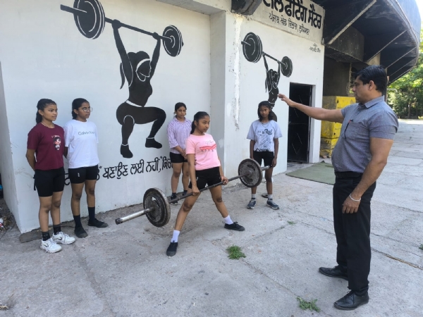 ਚੋਣ ਟਰਾਇਲ ਦੌਰਾਨ ਪਾਵਰ ਲਿਫਟਿੰਗ ਕਰਦੀਆ ਲੜਕੀਆਂ