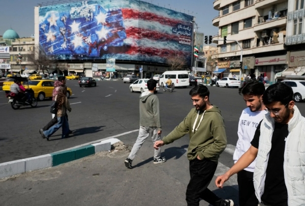 ਈਰਾਨ ਦੇ ਤਹਿਰਾਨ ਵਿੱਚ ਇਸਲਾਮੀ ਕ੍ਰਾਂਤ ਚੌਕ ਵਿੱਚੋਂ ਲੰਘ ਰਹੇ ਨੌਜਵਾਨ। ਪੁਰਾਣੀ ਫੋਟੋ (ਇੰਟਰਨੈੱਟ ਮੀਡੀਆ)