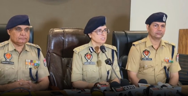 ਪੱਤਰਕਾਰਾਂ ਨੂੰ ਜਾਣਕਾਰੀ ਦਿੰਦੇ ਹੋਏ ਜਲੰਧਰ ਦੇ ਸੀ.ਪੀ. ਧਨਪ੍ਰੀਤ ਕੌਰ ਤੇ ਹੋਰ ਅਧਿਕਾਰੀ। ਪੱਤਰਕਾਰਾਂ ਨੂੰ ਜਾਣਕਾਰੀ ਦਿੰਦੇ ਹੋਏ ਜਲੰਧਰ ਦੇ ਸੀ.ਪੀ. ਧਨਪ੍ਰੀਤ ਕੌਰ ਤੇ ਹੋਰ ਅਧਿਕਾਰੀ।