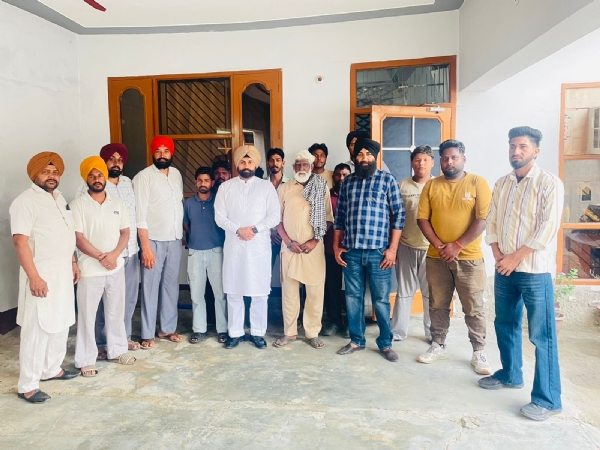 ਪਿੰਡ ਨਿਵਾਸੀਆਂ ਨਾਲ ਅਮਰਜੀਤ ਸਿੰਘ ਗਿੱਲ ਪਿੰਡ ਨਿਵਾਸੀਆਂ ਨਾਲ ਅਮਰਜੀਤ ਸਿੰਘ ਗਿੱਲ