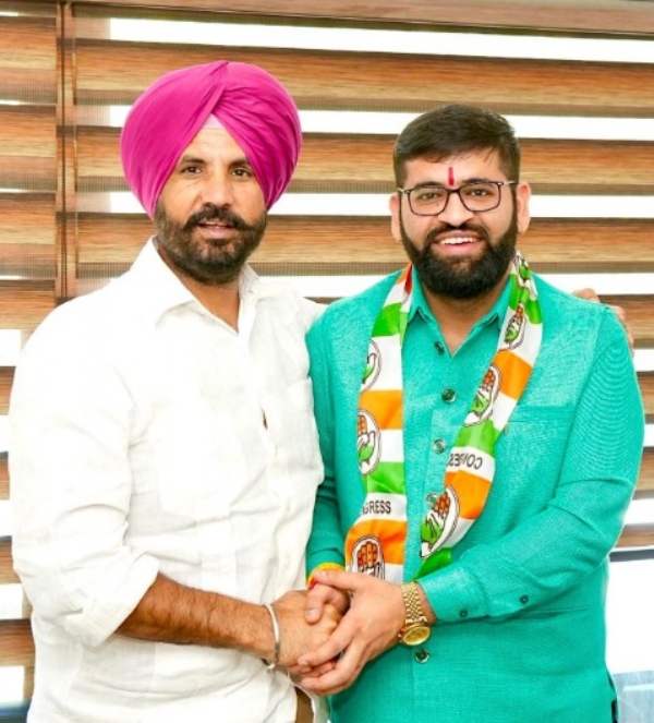 ਵਾਸੁ ਰੰਜਨ ਨੂੰ ਕਾਂਗਰਸ ਵਿੱਚ ਸ਼ਾਮਲ ਕਰਦੇ ਹੋਏ ਪੰਜਾਬ ਪ੍ਧਾਨ ਰਾਜਾ ਵੜਿੰਗ।