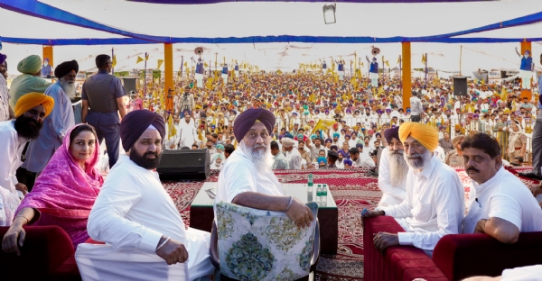 ਰੈਲੀ ਦੌਰਾਨ ਸੁਖਬੀਰ ਬਾਦਲ, ਹਰਸਿਮਰਤ ਕੌਰ ਬਾਦਲ ਅਤੇ ਹੋਰ ਆਗੂ