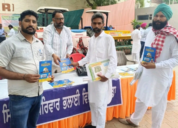 ਵਿਸ਼ਵ ਸਿਹਤ ਦਿਵਸ ਮੌਕੇ ਕਿਸਾਨਾਂ ਨੂੰ ਜਾਗਰੂਕ ਕਰਦੇ ਸਿਹਤ ਵਿਭਾਗ ਦੇ ਕਰਮਚਾਰੀ