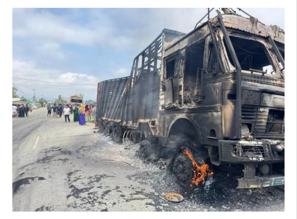 ਪ੍ਰਦਰਸ਼ਨਕਾਰੀਆਂ ਨੇ ਟਰੱਕ ਨੂੰ ਅੱਗ ਲਗਾ ਦਿੱਤੀ।