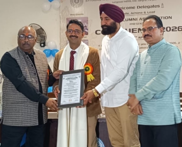 ਥਾਪਰ ਯੂਨੀਵਰਸਿਟੀ ਦੇ ਪ੍ਰੋ. ਸੁਨੀਲ ਕੁਮਾਰ ਸਿੰਗਲਾ ਦਾ ਸਨਮਾਨ ਕਰਦੇ ਪ੍ਰਬੰਧਕ।