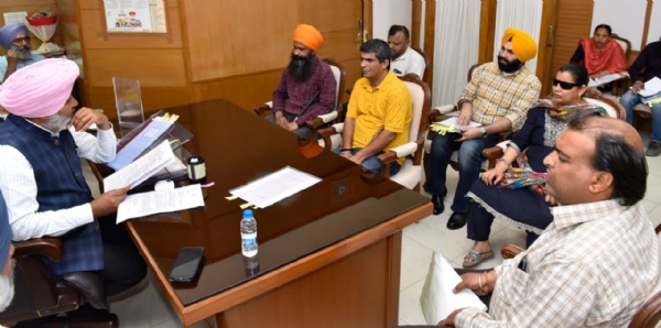 ਵਿੱਤ ਮੰਤਰੀ ਹਰਪਾਲ ਸਿੰਘ ਚੀਮਾ ਮੁਲਾਜ਼ਮ ਯੂਨੀਅਨ ਨਾਲ ਮੰਗਾਂ ਦੇ ਹੱਲ ਲਈ ਗੱਲਬਾਤ ਕਰਦੇ ਹੋਏ