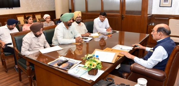 ਅਧਿਕਾਰੀਆਂ ਨਾਲ ਮੀਟਿੰਗ ਕਰਦੇ ਪੰਜਾਬ ਦੇ ਬਾਗ਼ਬਾਨੀ ਮੰਤਰੀ ਮੋਹਿੰਦਰ ਭਗਤ