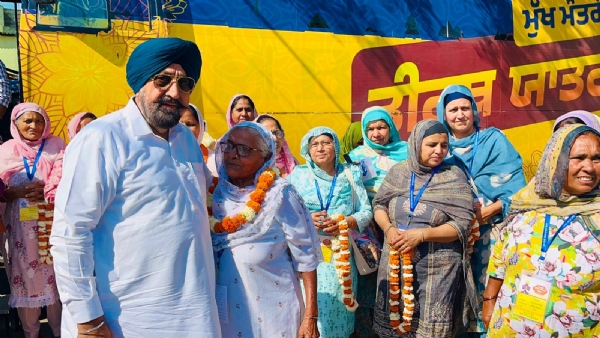 ਵਿਧਾਇਕ ਰੰਧਾਵਾ ਬਜ਼ੁਰਗ ਮਾਤਾ ਨਾਲ।