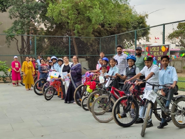 ਸਾਈਕਲ ਰੈਲੀ ਨੂੰ ਰਵਾਨਾ ਕਰਦੇ ਹੋਏ ਸੀਨੀਅਰ ਮੈਡੀਕਲ ਅਫਸਰ।