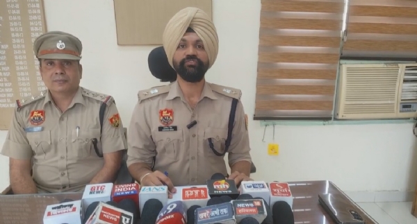 ਡੀਸੀਪੀ ਕ੍ਰਾਈਮ ਅਮਰਿੰਦਰ ਸਿੰਘ ਜਾਣਕਾਰੀ ਦਿੰਦੇ ਹੋਏ।