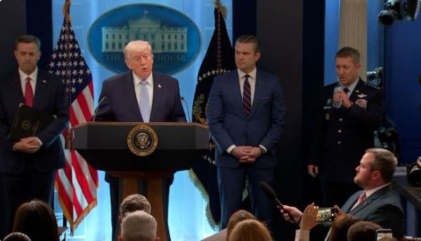 ਡੋਨਾਲਡ ਟਰੰਪ ਵ੍ਹਾਈਟ ਹਾਊਸ ਵਿਖੇ ਮੀਡੀਆ ਨੂੰ ਸੰਬੋਧਨ ਕਰਦੇ ਹੋਏ