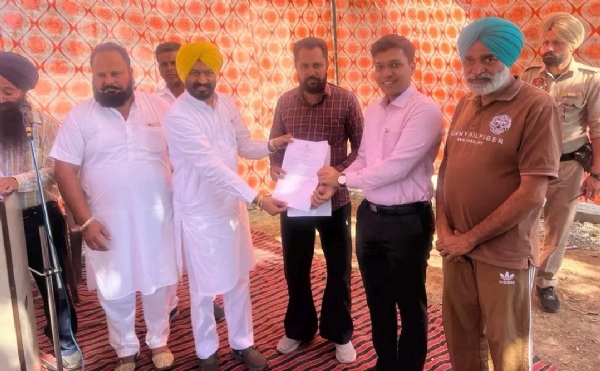 ਵਿਧਾਇਕ ਉੱਗੋਕੇ ਨੇ ਲਾਲ ਲਕੀਰ ਅੰਦਰਲੇ ਘਰਾਂ ਦੀਆਂ ਰਜਿਸਟਰੀਆਂ ਸੌਂਪੀਆਂ ਵਿਧਾਇਕ ਉੱਗੋਕੇ ਨੇ ਲਾਲ ਲਕੀਰ ਅੰਦਰਲੇ ਘਰਾਂ ਦੀਆਂ ਰਜਿਸਟਰੀਆਂ ਸੌਂਪੀਆਂ