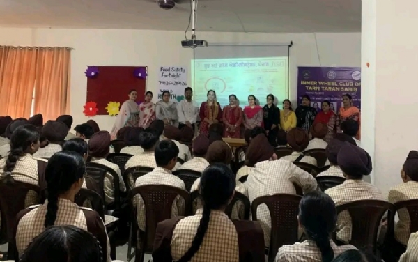 ਭੋਜਨ ਸੁਰੱਖਿਆ ਪੰਦਰਵਾੜੇ ਤਹਿਤ ਜਾਗਰੂਕਤਾ ਗਤੀਵਿਧੀ ਦੌਰਾਨ ਵਿਭਾਗ ਦੇ ਕਰਮਚਾਰੀ