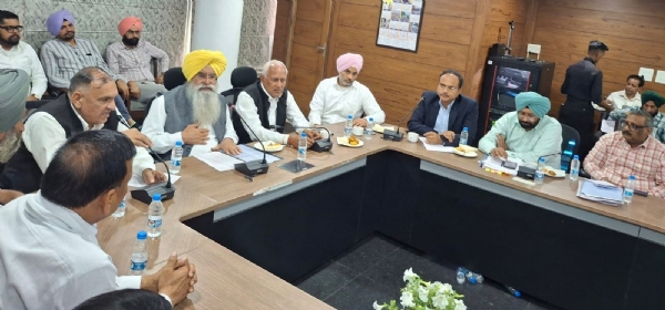 ਖੇਤੀਬਾੜੀ ਅਤੇ ਕਿਸਾਨ ਭਲਾਈ ਮੰਤਰੀ ਗੁਰਮੀਤ ਸਿੰਘ ਖੁੱਡੀਆਂ ਮੀਟਿੰਗ ਕਰਦੇ ਹੋਏ। ਖੇਤੀਬਾੜੀ ਅਤੇ ਕਿਸਾਨ ਭਲਾਈ ਮੰਤਰੀ ਗੁਰਮੀਤ ਸਿੰਘ ਖੁੱਡੀਆਂ ਮੀਟਿੰਗ ਕਰਦੇ ਹੋਏ।