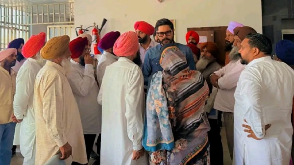 ਵਿਧਾਇਕ ਸ਼ੈਰੀ ਕਲਸੀ ਨੇ ਲੋਕ ਮਿਲਣੀ ਵਿੱਚ ਲੋਕਾਂ ਦੀਆਂ ਮੁਸ਼ਕਿਲਾਂ ਸੁਣਦੇ ਹੋਏ।