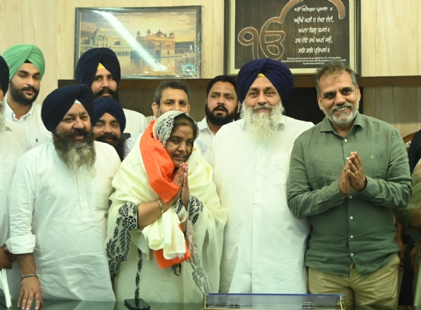 ਪਰਮਜੀਤ ਕੌਰ ਲਾਂਡਰਾਂ ਨੂੰ ਪਾਰਟੀ ’ਚ ਸ਼ਾਮਲ ਕਰਨ ਦੌਰਾਨ ਸੁਖਬੀਰ ਸਿੰਘ ਬਾਦਲ, ਐਨ.ਕੇ ਸ਼ਰਮਾ ਤੇ ਹੋਰ। ਪਰਮਜੀਤ ਕੌਰ ਲਾਂਡਰਾਂ ਨੂੰ ਪਾਰਟੀ ’ਚ ਸ਼ਾਮਲ ਕਰਨ ਦੌਰਾਨ ਸੁਖਬੀਰ ਸਿੰਘ ਬਾਦਲ, ਐਨ.ਕੇ ਸ਼ਰਮਾ ਤੇ ਹੋਰ।