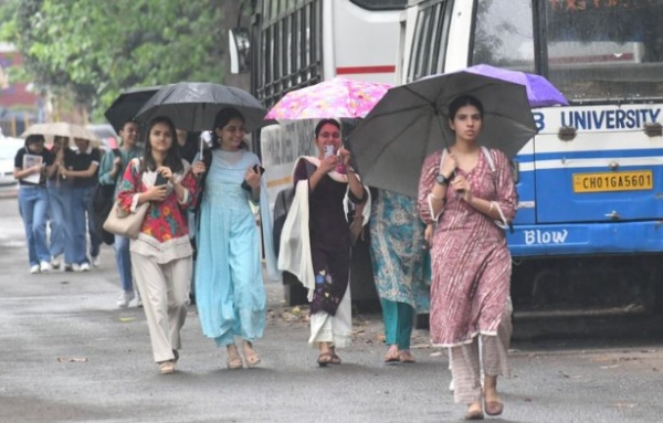 ਮੀਂਹ ਦੌਰਾਨ ਕਾਲਜ ਜਾਂਦੀਆਂ ਲੜਕੀਆ। ਮੀਂਹ ਦੌਰਾਨ ਕਾਲਜ ਜਾਂਦੀਆਂ ਲੜਕੀਆ।