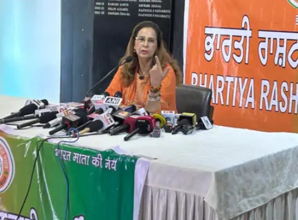 ਪੱਤਰਕਾਰਾਂ ਨਾਲ ਗੱਲਬਾਤ ਕਰਦੇਹੋਏ ਨਵਜੋਤ ਕੌਰ ਸਿੱਧੂ।