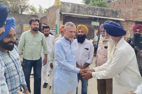 ਕਿਸਾਨਾਂ ਨਾਲ ਗੱਲਬਾਤ ਕਰਦੇ ਸ਼੍ਰੋਮਣੀ ਅਕਾਲੀ ਦਲ ਦੇ ਹਲਕਾ ਇੰਚਾਰਜ ਅਤੇ ਸਾਬਕਾ ਵਿਧਾਇਕ ਅਰਵਿੰਦ ਖੰਨਾ
