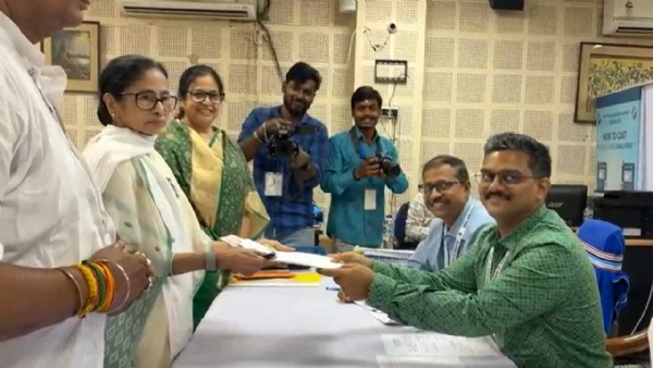 ਪੱਛਮੀ ਬੰਗਾਲ ਦੀ ਮੁੱਖ ਮੰਤਰੀ ਅਤੇ ਤ੍ਰਿਣਮੂਲ ਕਾਂਗਰਸ ਦੀ ਮੁਖੀ ਮਮਤਾ ਬੈਨਰਜੀ ਨਾਮਜ਼ਦਗੀ ਪੱਤਰ ਦਾਖਲ ਕਰਦੇ ਹੋਏ।