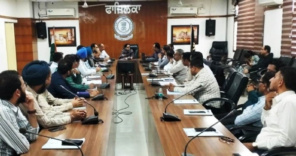 ਜਨਗਣਨਾ 2027 ਸਬੰਧੀ ਫਾਜ਼ਿਲਕਾ ਵਿਖੇ ਜਾਰੀ ਟ੍ਰੇਨਿੰਗ ਦੌਰਾਨ ਅਧਿਕਾਰੀ।