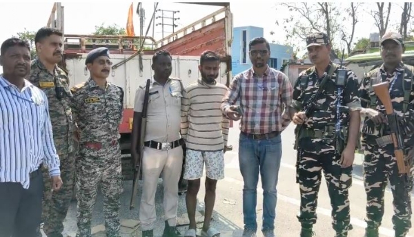 ਗ੍ਰਿਫ਼ਤਾਰ ਕੀਤੇ ਡਰਾਈਵਰ ਨਾਲ ਪੁਲਿਸ ।