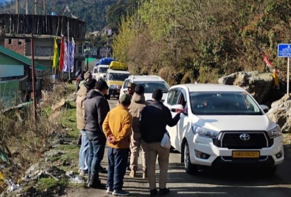 ਲਾਚੇਨ ਵਿੱਚ ਫਸੇ ਸੈਲਾਨੀਆਂ ਨੂੰ ਕੱਢਣਾ ਸ਼ੁਰੂ।