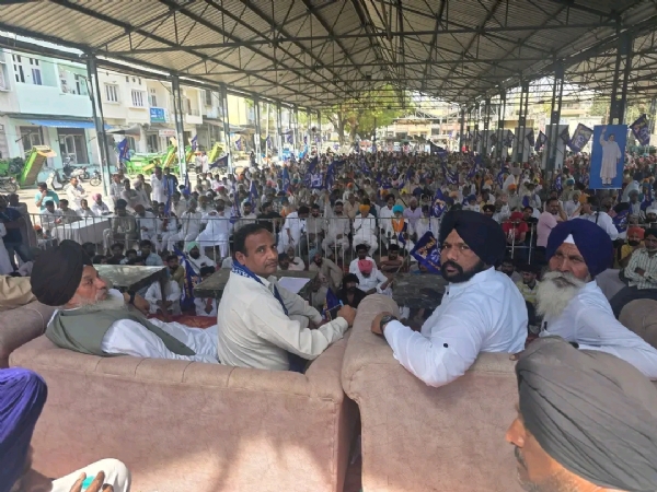 ਮੰਚ ’ਤੇ ਬਿਰਾਜਮਾਨ ਬਸਪਾ ਦੇ ਸੂਬਾ ਪ੍ਰਧਾਨ ਡਾ. ਅਵਤਾਰ ਸਿੰਘ ਕਰੀਮਪੁਰੀ ਅਤੇ ਹੋਰ।