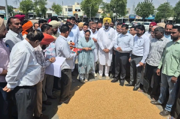 ਮਲੋਟ ਵਿਖੇ ਕਣਕ ਦੀ ਸਰਕਾਰੀ ਖਰੀਦ ਦੀ ਸ਼ੁਰੂਆਤ ਕਰਵਾਉਂਦੇ ਹੋਏ ਕੈਬਨਿਟ ਮੰਤਰੀ ਡਾ. ਬਲਜੀਤ ਕੌਰ ਮਲੋਟ ਵਿਖੇ ਕਣਕ ਦੀ ਸਰਕਾਰੀ ਖਰੀਦ ਦੀ ਸ਼ੁਰੂਆਤ ਕਰਵਾਉਂਦੇ ਹੋਏ ਕੈਬਨਿਟ ਮੰਤਰੀ ਡਾ. ਬਲਜੀਤ ਕੌਰ