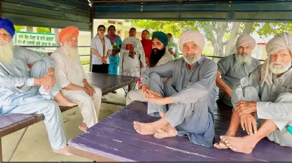 ਜਾਗਰੂਕਤਾ ਮੁਹਿੰਮ ਦੌਰਾਨ ਸਿਹਤ ਕਰਮਚਾਰੀ।