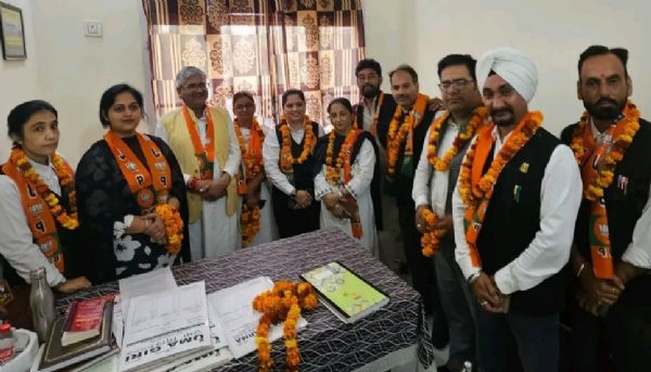 ਵਕੀਲਾਂ ਨੂੰ ਭਾਜਪਾ ’ਚ ਸ਼ਾਮਲ ਕਰਨ ਸਮੇਂ ਜ਼ਿਲ੍ਹਾ ਪ੍ਰਧਾਨ ਸਰੂਪ ਚੰਦ ਸਿੰਗਲਾ ਵਕੀਲਾਂ ਨੂੰ ਭਾਜਪਾ ’ਚ ਸ਼ਾਮਲ ਕਰਨ ਸਮੇਂ ਜ਼ਿਲ੍ਹਾ ਪ੍ਰਧਾਨ ਸਰੂਪ ਚੰਦ ਸਿੰਗਲਾ