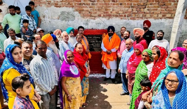 ਪਾਣੀ ਦੀਆਂ ਪਾਈਪਾਂ ਪਾਉਣ ਦੇ ਵਿਕਾਸ ਕਾਰਜਾਂ ਦੀ ਸ਼ੁਰੂਆਤ ਕਰਦੇ ਡਾ. ਜਸਬੀਰ ਸਿੰਘ ਸੰਧੂ ਪਾਣੀ ਦੀਆਂ ਪਾਈਪਾਂ ਪਾਉਣ ਦੇ ਵਿਕਾਸ ਕਾਰਜਾਂ ਦੀ ਸ਼ੁਰੂਆਤ ਕਰਦੇ ਡਾ. ਜਸਬੀਰ ਸਿੰਘ ਸੰਧੂ