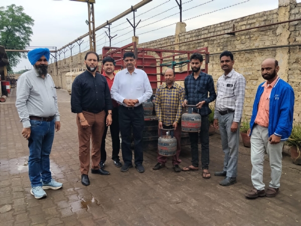 ਜਲੰਧਰ ’ਚ ਪ੍ਰਵਾਸੀ ਮਜ਼ਦੂਰਾਂ ਨੂੰ 5 ਕਿਲੋਗ੍ਰਾਮ ਦੇ ਐਫ.ਟੀ.ਐਲ. ਐਲ.ਪੀ.ਜੀ. ਸਿਲੰਡਰ ਮੁਹੱਈਆ ਕਰਵਾਏ ਗਏ