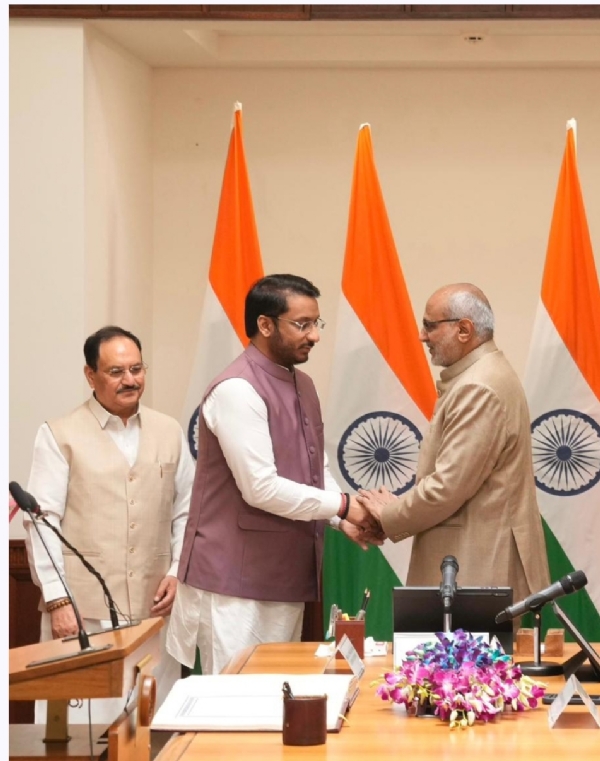 ਪਾਰਥ ਪਵਾਰ ਨੇ ਸਹੁੰ ਚੁੱਕੀ। ਪਾਰਥ ਪਵਾਰ ਨੇ ਸਹੁੰ ਚੁੱਕੀ।