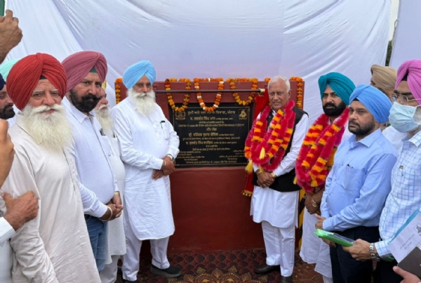 ਪੰਜਾਬ ਜਲ ਸਰੋਤ ਮੰਤਰੀ ਬਰਿੰਦਰ ਗੋਇਲ ਅਤੇ ਵਿਧਾਇਕ ਕੁਲਵੰਤ ਸਿੰਘ ਬਾਜ਼ੀਗਰ ਹਲਕਾ ਸ਼ੁਤਰਾਣਾ ਦੇ ਪਿੰਡਾਂ ਕੱਲਰ ਭੈਣੀ ਤੇ ਸਧਾਰਨਪੁਰ ਵਿਖੇ ਜਲ ਸੰਭਾਲ ਲਈ ਸਿੰਚਾਈ ਪ੍ਰਾਜੈਕਟਾਂ ਦਾ ਲੋਕ ਅਰਪਣ ਕਰਦੇ ਹੋਏ।