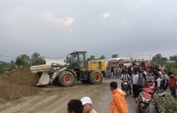 ਹੜ੍ਹ ਵਿੱਚ ਵਹਿ ਗਏ ਡਾਇਵਰਸ਼ਨਾਂ ਦੀ ਮੁਰੰਮਤ ਕਰ ਰਹੇ ਡੋਜ਼ਰ