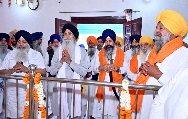 ਨਤਮਸਤਕ ਹੁੰਦੇ ਹੋਏ ਪ੍ਰਧਾਨ ਐਡਵੋਕੇਟ ਧਾਮੀ ਅਤੇ ਹੋਰ