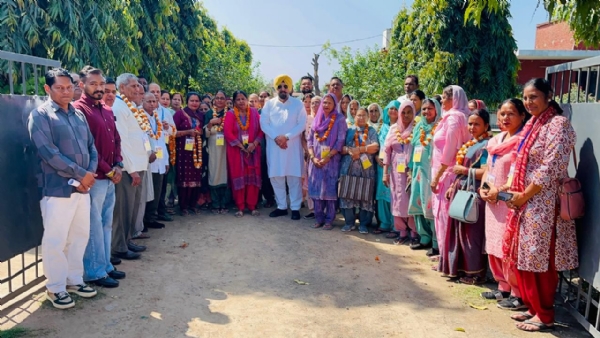 ਬੱਸ ਰਵਾਨਾ ਕਰਨ ਦੌਰਾਨ ਵਿਧਾਇਕ ਰੰਧਾਵਾ ਤੇ ਸੰਗਤ।