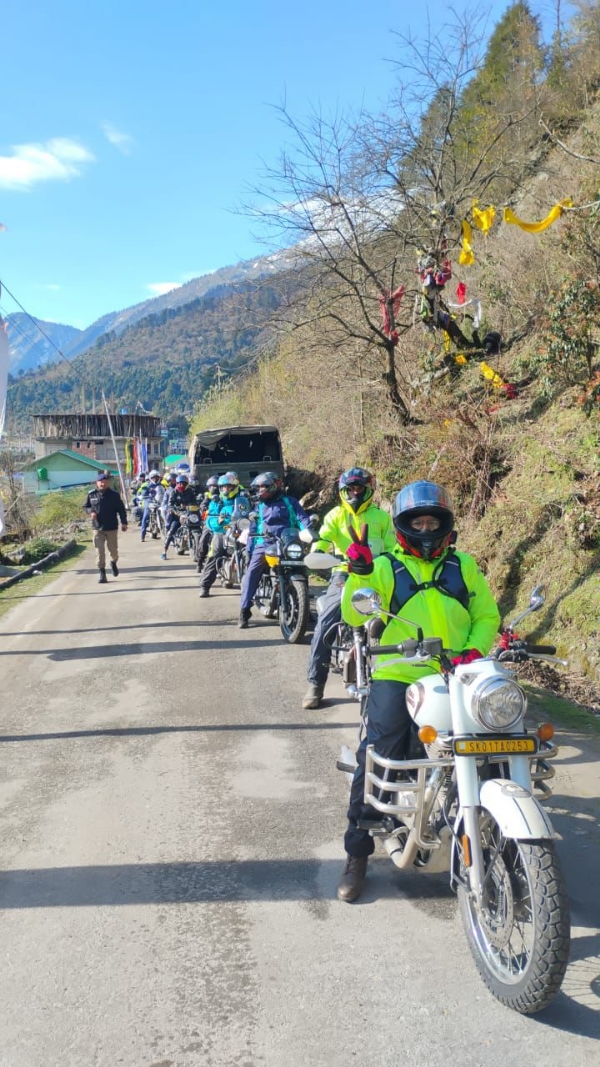 ਲਾਚੇਨ ਵਿੱਚ ਫਸੇ ਸੈਲਾਨੀਆਂ ਨੂੰ ਕੱਢਣਾ ਸ਼ੁਰੂ।